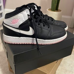 air jordan 1 mid black/white/pink